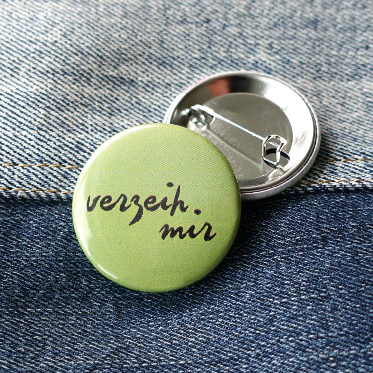 Ansteckbutton verzeih mir. auf Jeans mit Rückseite